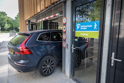 Zo ziet de nieuwe parkeergarage van Druten eruit: een krappe ingang maar binnen volop ruimte