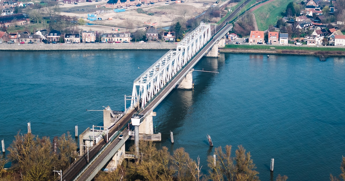 Baanhoekbrug nog op drie plekken te zwak voor hulpdiensten, terwijl sluiting Papendrechtsebrug nader