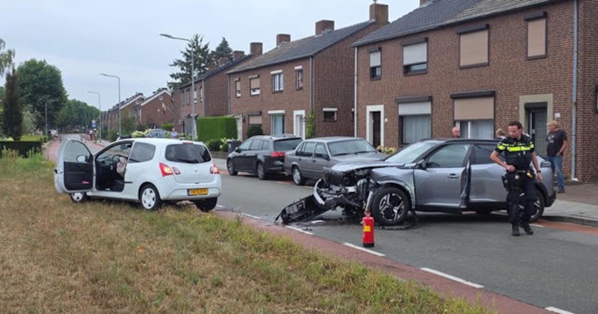 Twee gewonden bij frontale botsing tussen auto’s in Belfeld