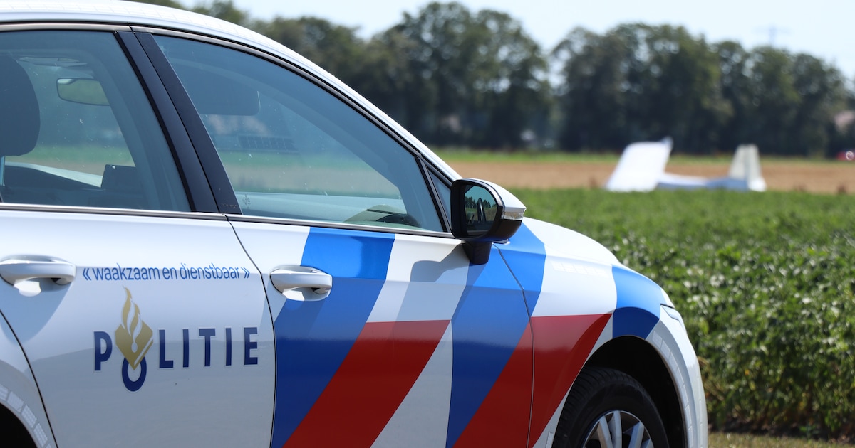 Vliegtuig maakt noodlanding bij vliegveld in Vledderveen en eindigt naast de landingsbaan