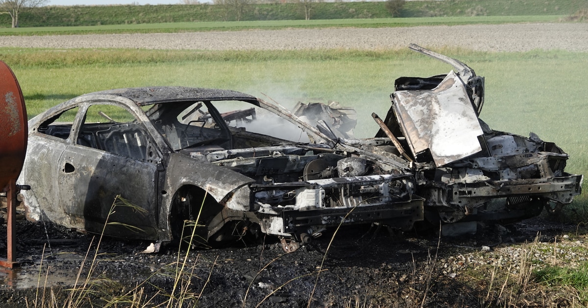 Deels gedemonteerde auto brandt volledig uit in Sint Maarten