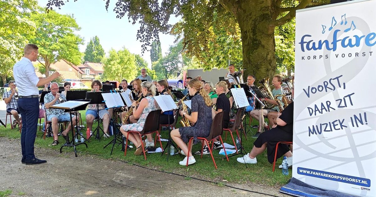 Fanfare en shantykoor geven zomers parkconcert bij de kerk in Voorst