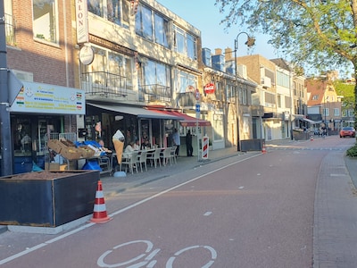 Tientallen bloembakken geplaatst in de Kruisstraat in Eindhoven, hoop op minder verkeersoverlast