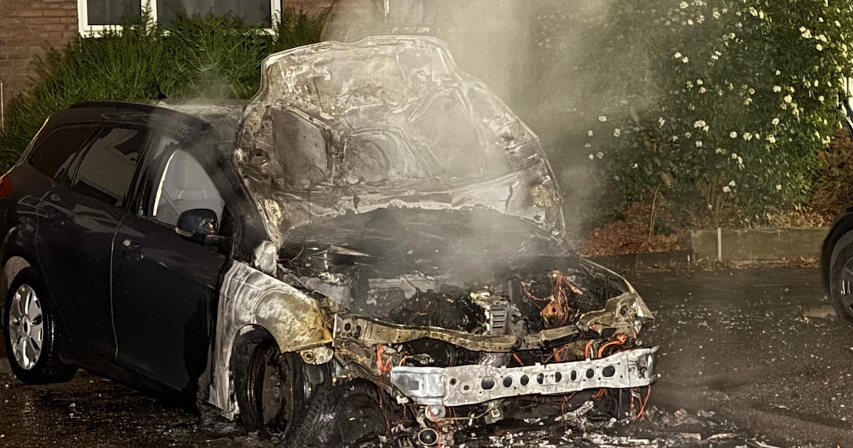 Auto brandt volledig uit op Barbotinestraat in Maastricht