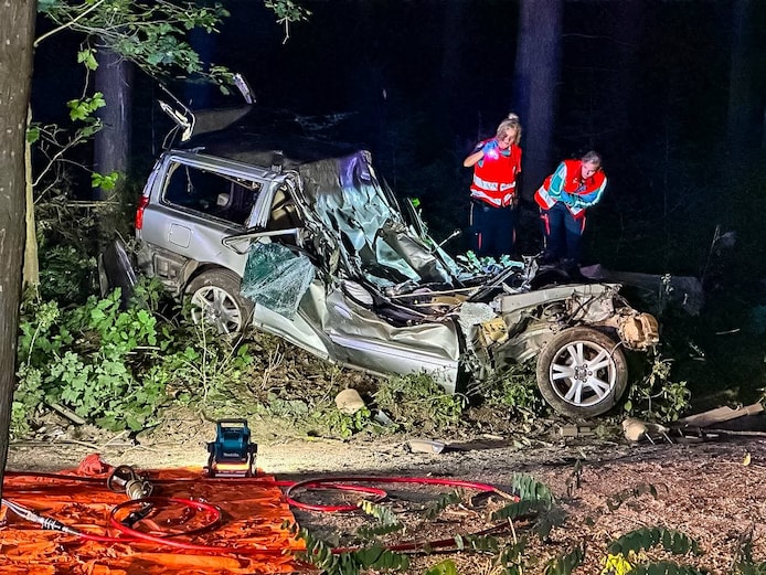 Twee doden bij ernstig ongeluk in Gelderse Voorthuizen: auto deels platgedrukt door klap tegen boom | Binnenland | AD.nl