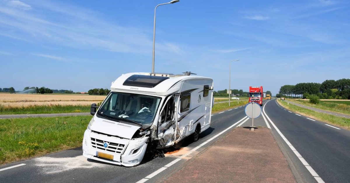 Frontale botsing tussen auto en camper op N253 bij Oostburg