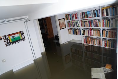 Zeven woningen ondergelopen door lekke waterleiding in Den Bosch, water staat meer dan een meter hoo