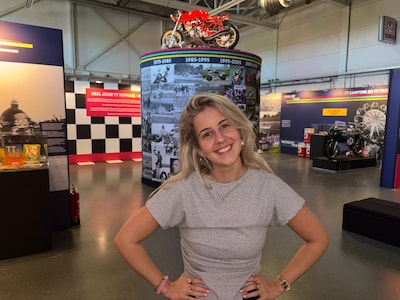‘Van pitspoes naar griddame’: Twentse Eline (25) richt compleet TT-museum in