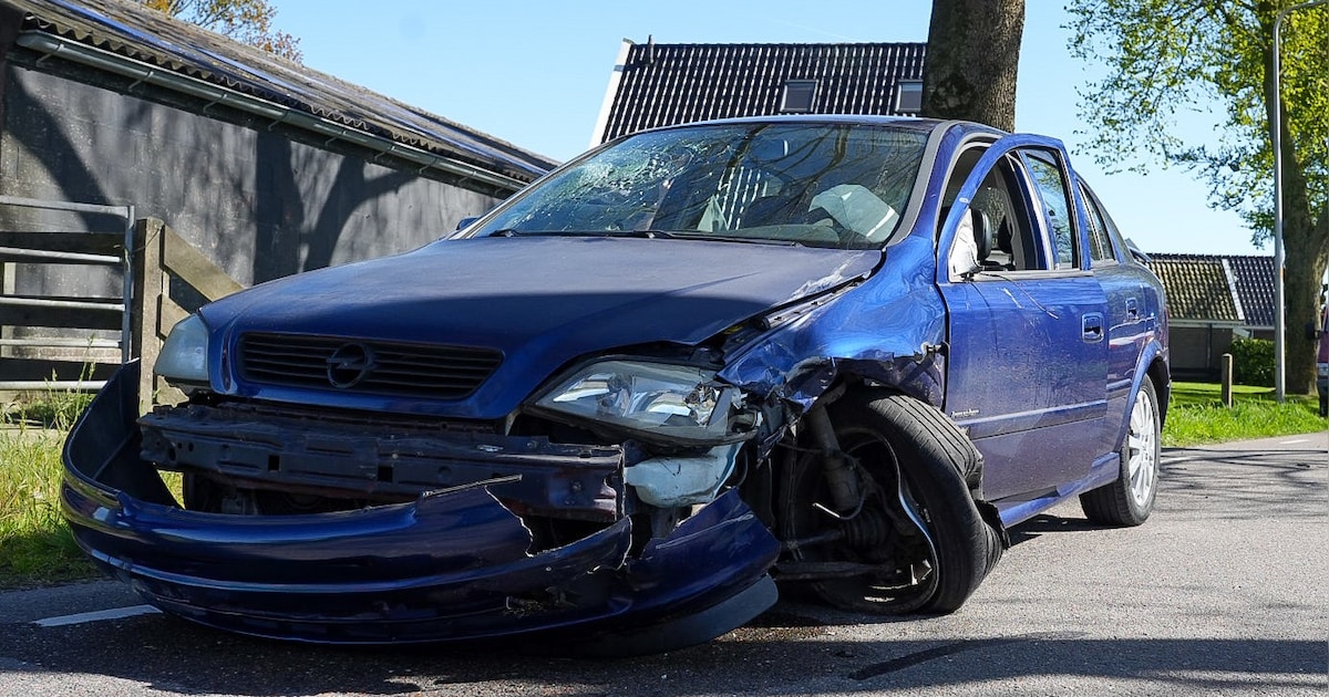 Flinke schade na botsing op Herenweg in Hoogwoud