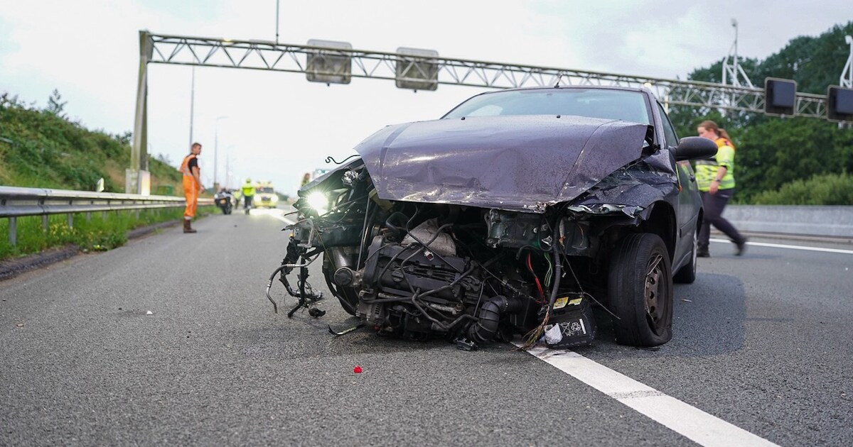 Auto zwaar beschadigd bij eenzijdig ongeluk op A7 bij Avenhorn