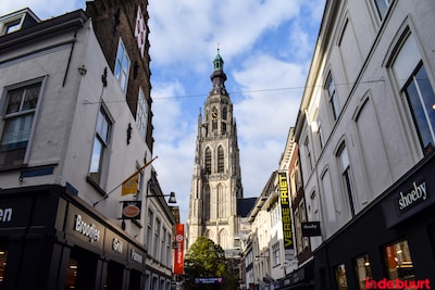 Het ene moment lopen ze samen over straat, niet veel later schopt Dylan T. een jongen twee keer tege