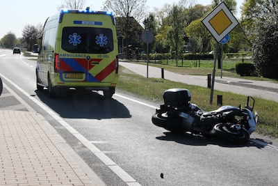 Motor en bedrijfsbus botsen in Holten: motorrijder gewond