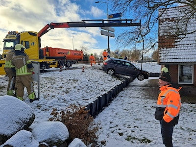 Remmen, slippen, glijden over talud en dan botsen tegen woning