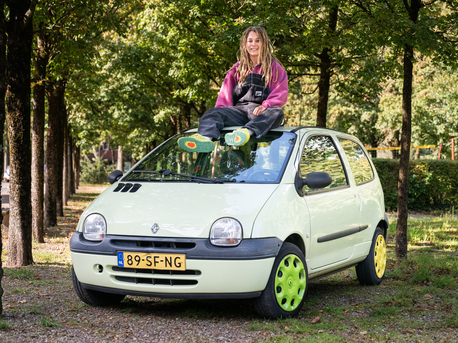 Jente (22) is dol op haar Renault Twingo die niet harder kan dan 139: ‘Hij kijkt altijd vrolijk’