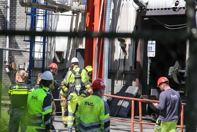 Brandweer kan eindelijk blussen bij ziekenhuisafvalverwerker in Dordrecht: ‘kleine brand die moeilijk te bereiken was’
