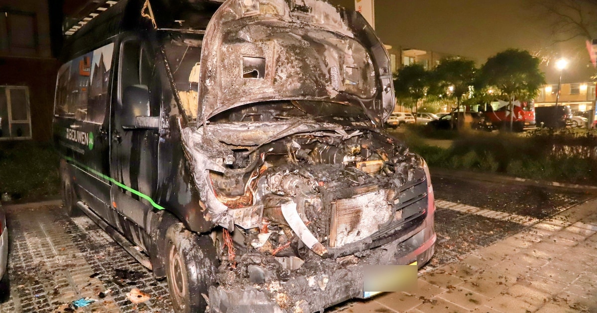 Bedrijfswagen in brand op parkeerplaats aan het Oranjehof in Leerdam