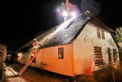 Brand in schoorsteen met rieten dak aan de Bulkstraat in Tricht
