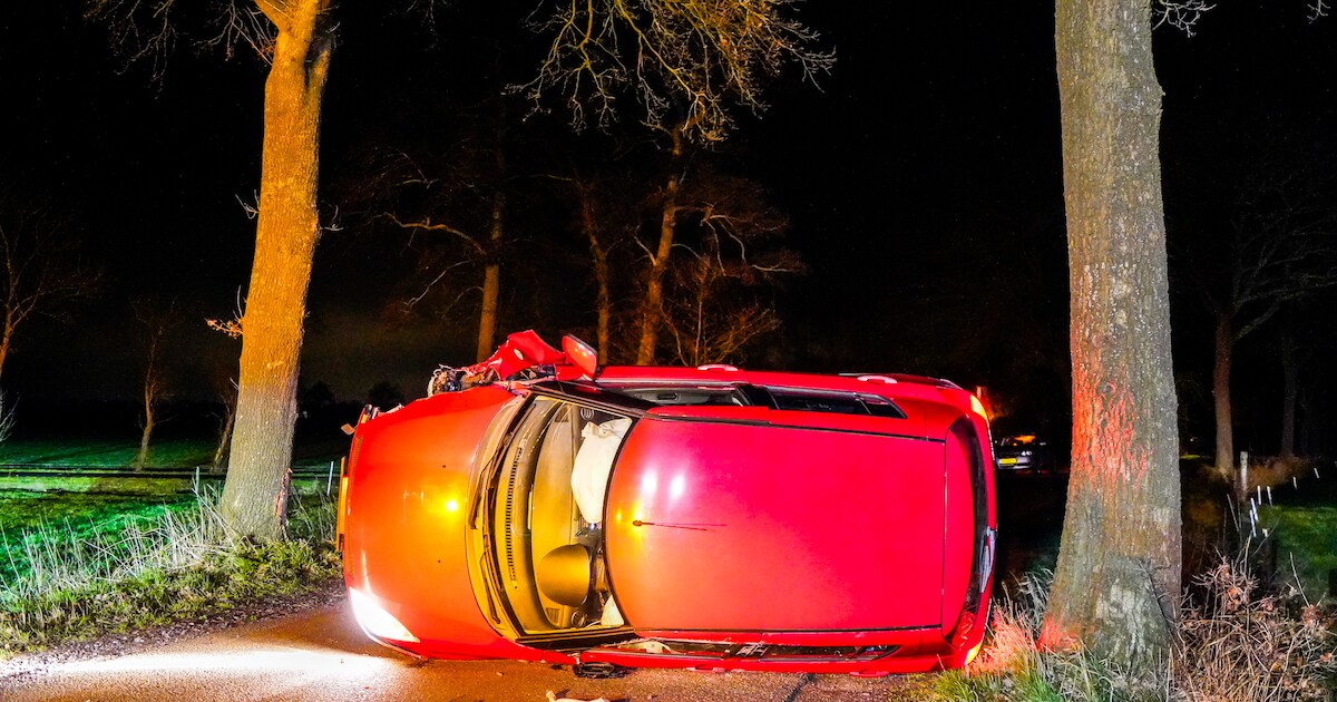 Auto belandt op zijkant bij eenzijdig ongeval in Bakkeveen