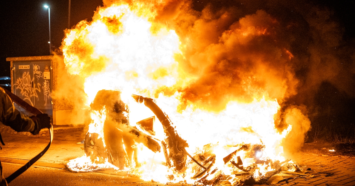 Deel woonwijk afgesloten na vondst illegaal vuurwerk, meerdere auto’s verwoest door brand