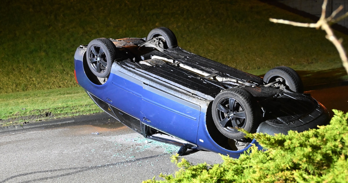 Auto op zijn kop op de James Wattstraat in Franeker