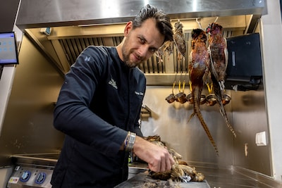 Meesterkok Jonathan (40) gooit roer om en wint meteen belangrij­ke prijs