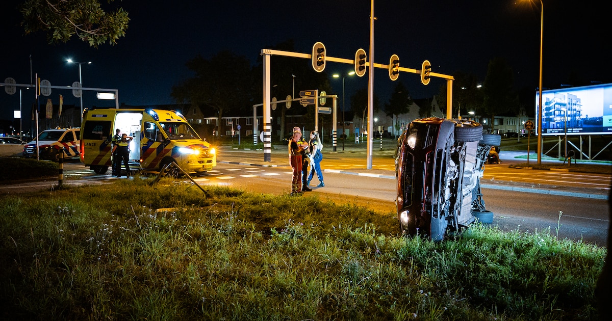 Auto belandt op zijkant op Schenkelweg in Spijkenisse, niemand raakt gewond