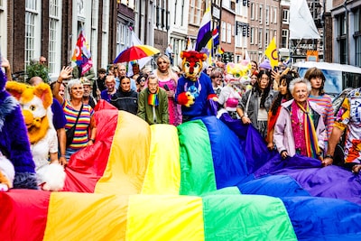 Duizenden mensen vieren Dordrecht Pride met Pride Walk, Roze Markt en optredens