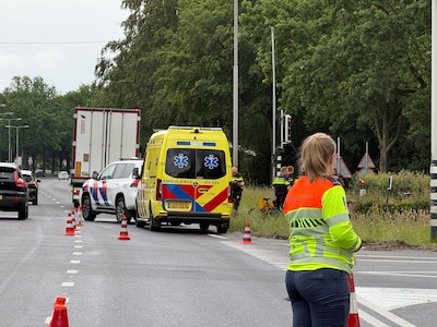 Jongen gewond bij botsing met vrachtwagen op N65 bij Helvoirt: verkeerslichten mogelijk niet goed af