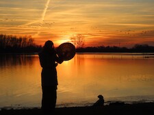 Trommelen tijdens zonsondergang