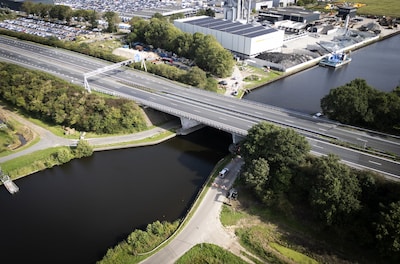 Abrupt afgesloten brug A28 bij Nijkerk nog zeker 48 uur ‘uit voorzorg’ dicht, files rond brug worden steeds langer