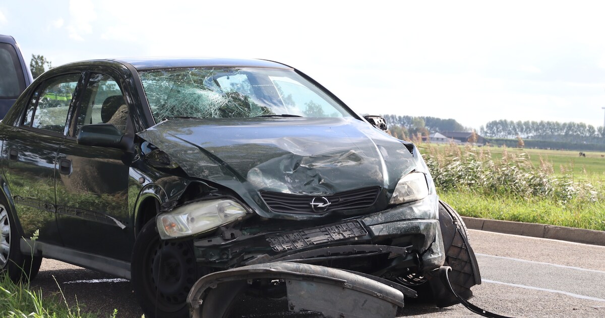 Auto in de sloot na crash in Waverveen