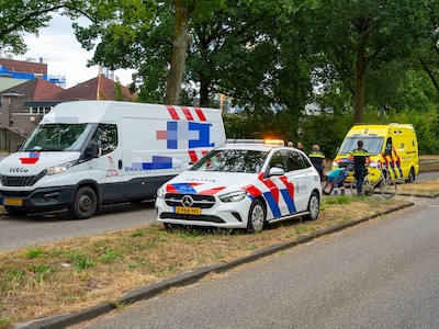 Fietsend tienermeisje raakt gewond bij botsing met bestelbus in Oss, slachtoffer naar het ziekenhuis