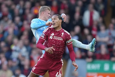 Liverpool ondanks steun publiek met gelijke stand rust in, City-spelers uitgejoeld bij elk balcontact