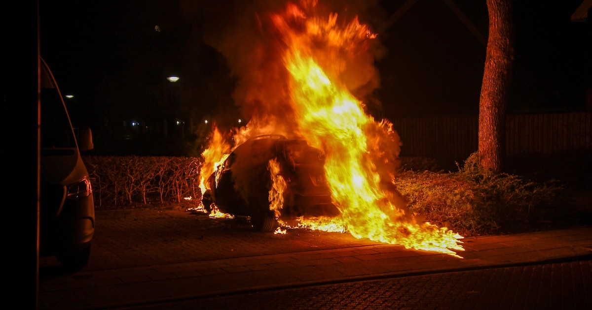 Auto volledig uitgebrand in Heerhugowaard, politie sluit brandstichting niet uit