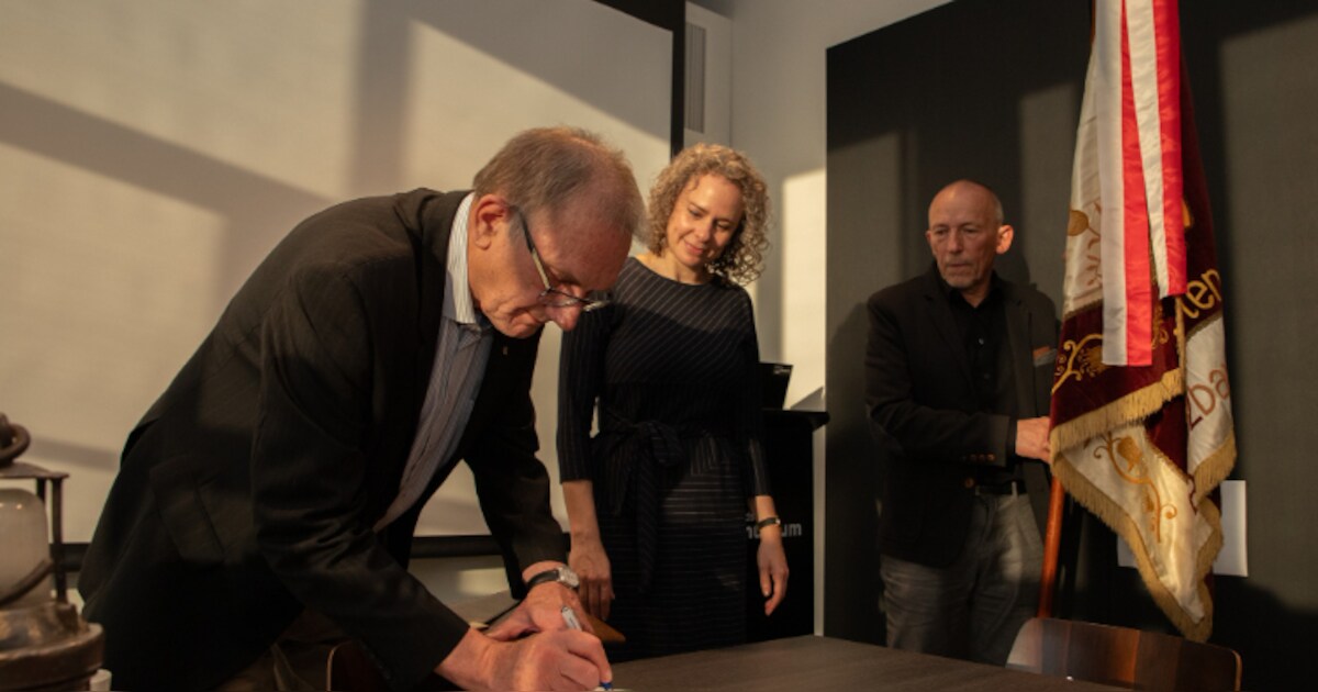Poolse vereniging St. Adalbertus stopt na 115 jaar: vaandel geschonken aan Nederlands Mijnmuseum