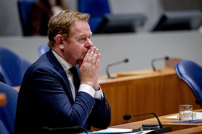 Van Weel beging ‘politieke doodzonde’, nu ligt minister onder vuur bij debat in Tweede Kamer
