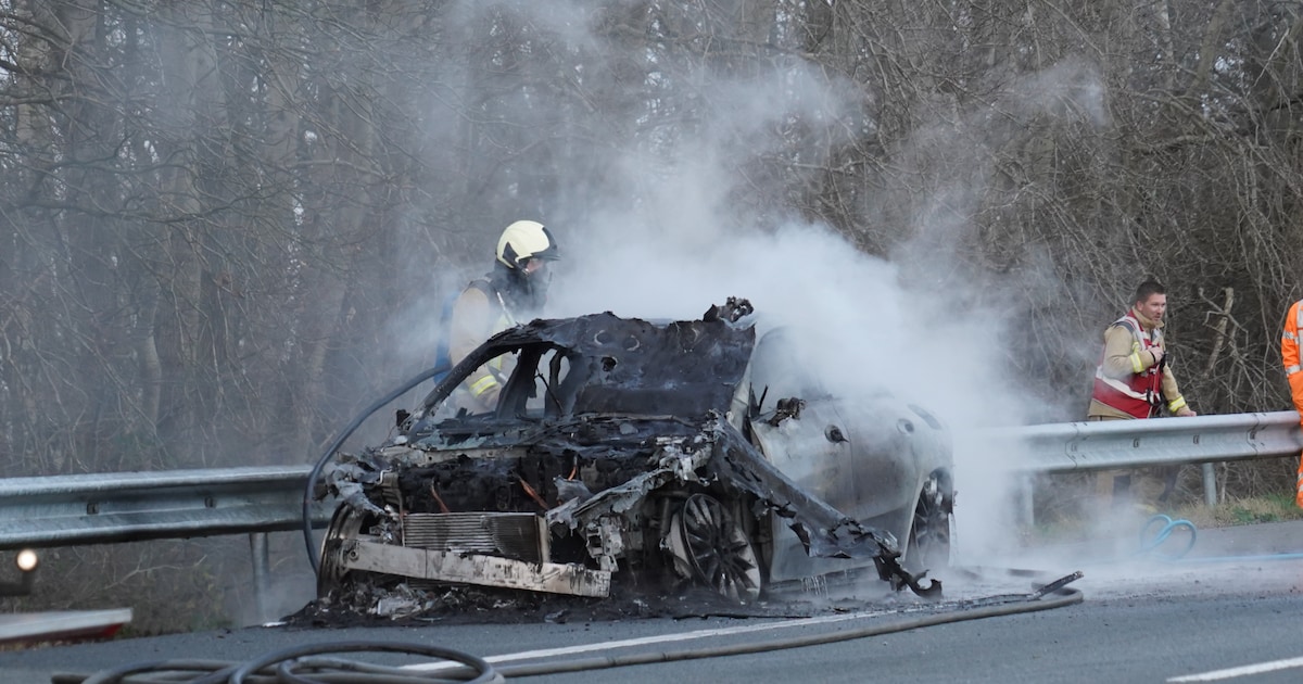 A28 bij Tynaarlo volledig afgesloten vanwege brandende auto | 112 nieuws Tynaarlo
