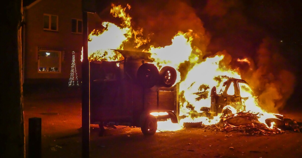 Auto en aanhanger in brand op de Ericalaan in Jubbega, brandweer gehinderd bij werkzaamheden