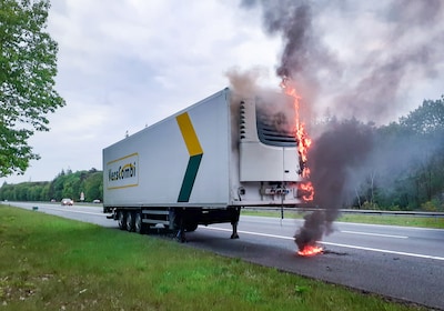 Koeltrailer van vrachtwagen in brand op de A50 bij Hattem