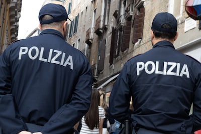 Ze kan niet roepen of bellen, maar met één handgebaar weet meisje (14) in Rome aan haar aanrander te ontsnappen