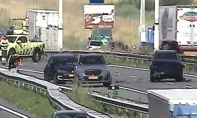 Hoofdrijbaan A12 bij Lunetten dicht na ongeval met meerdere auto’s
