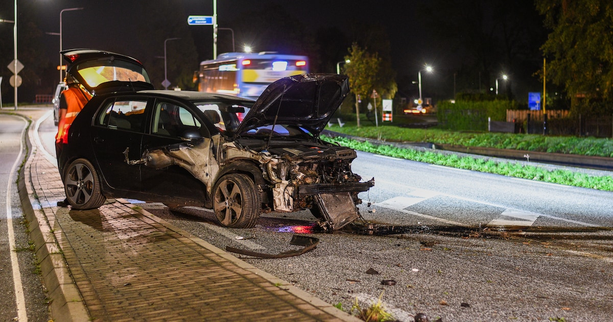 Auto ramt houten vangrail bij Linschoten