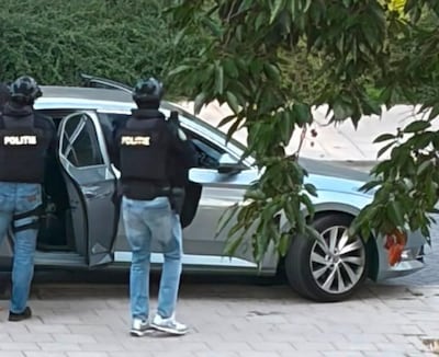 Arrestatieteam valt Amersfoortse woning binnen om minderjarig meisje aan te houden voor gijzeling met geweld