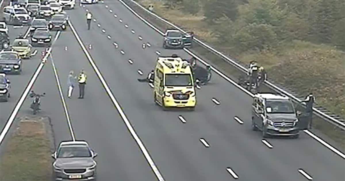 Auto belandt op zijn kop bij ongeval op A10-Zuid: snelweg richting Schiphol afgesloten