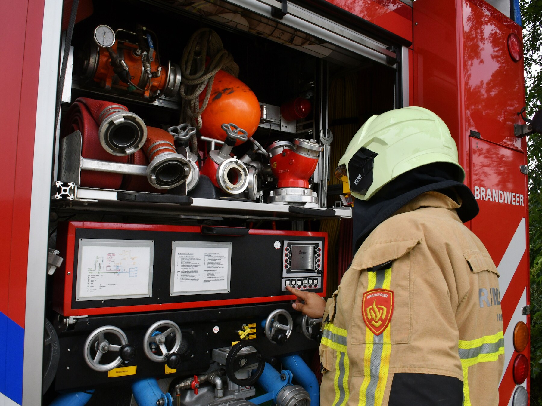 Brand in schoorsteen van villa met rieten kap in Bussum