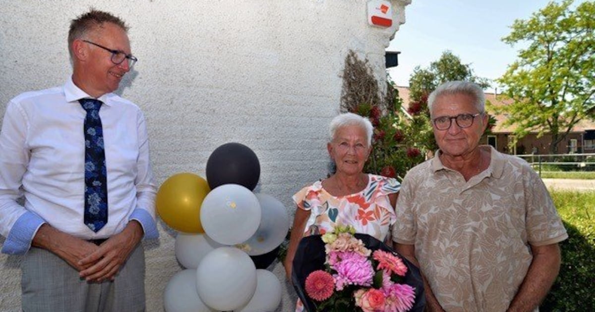 Locoburgemeester feliciteert 55-jarig bruidspaar in Lopik