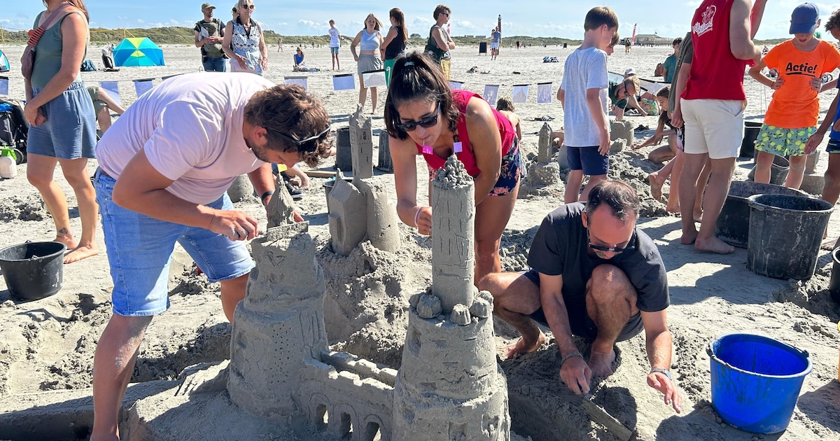 Zandkastelenwedstrijd en schatgraven op strand van Schiermonnikoog