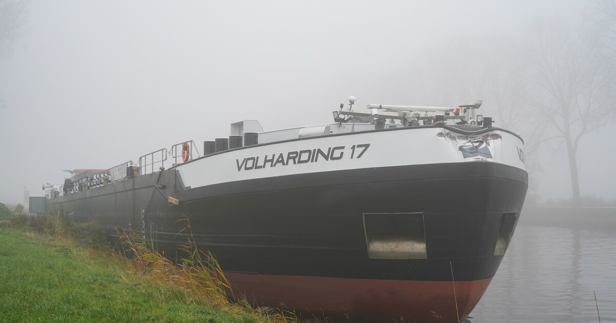 binnenvaartschip-vaart-tegen-dorkwerderbrug-aan-tijdens-dichte-mist