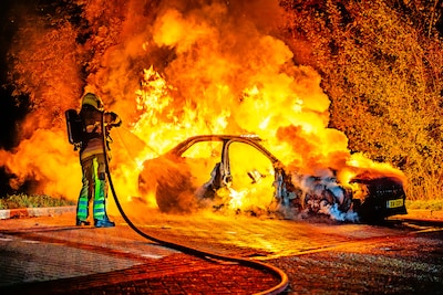 Autobrand op carpoolplaats langs A326 bij Wijchen: politie onderzoekt oorzaak