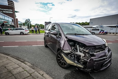 Veel schade na botsing op Driepoortenweg in Arnhem